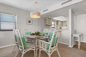 uma sala de jantar com mesa e cadeiras em The Islander - 6F by Sea Scape Properties em Wrightsville Beach