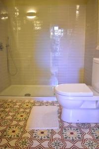 Bilik mandi di Grand Arcanum Apartment 2 - Comfortable and Elegant