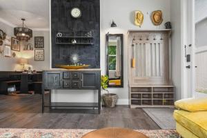 Posezení v ubytování 2 King En Suite Fenced Yard Pet Friendly