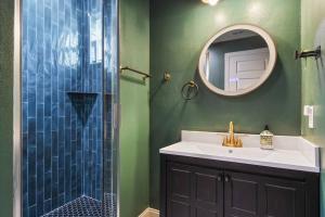 Koupelna v ubytování 2 King En Suite Fenced Yard Pet Friendly