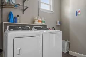 Kuchyň nebo kuchyňský kout v ubytování 2 King En Suite Fenced Yard Pet Friendly