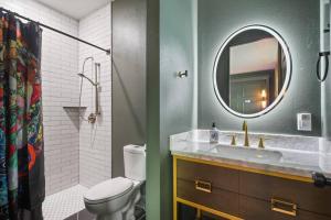 Koupelna v ubytování 2 King En Suite Fenced Yard Pet Friendly + 3 fotografie