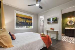 Postel nebo postele na pokoji v ubytování 2 King En Suite Fenced Yard Pet Friendly