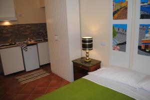 1 dormitorio con 1 cama y 1 mesa con lámpara en Le Stanze di Angela, en Nápoles
