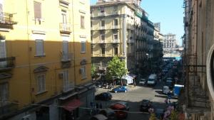 ナポリにあるLe Stanze di Angelaの車や建物のある街並みを望む