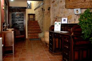 une chambre avec un comptoir et des escaliers dans un bâtiment dans l'établissement Los Cuatro Caños, à Sigüenza