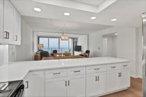 Kuchyň nebo kuchyňský kout v ubytování The Islander - 9B by Sea Scape Properties