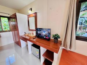 a room with a desk with a computer on it at Lamai Bayview Boutique Resort in Lamai