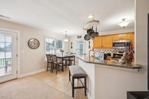 Kuchyň nebo kuchyňský kout v ubytování Charming Family Retreat with Spacious Yard home