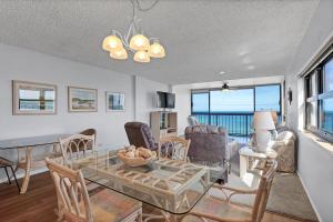 uma sala de estar com mesa e cadeiras em The Islander - 9F by Sea Scape Properties em Wrightsville Beach mais 38 fotografias