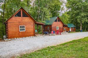 Κήπος έξω από το Kozy Haven Log Cabin Rentals