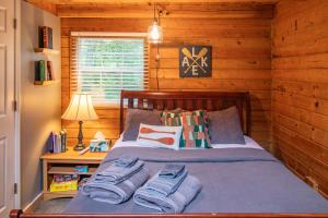 Ένα ή περισσότερα κρεβάτια σε δωμάτιο στο Kozy Haven Log Cabin Rentals