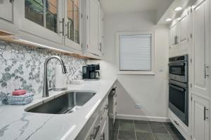 Kuchyň nebo kuchyňský kout v ubytování The Islander - 7C by Sea Scape Properties