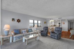uma sala de estar com um sofá, duas cadeiras e uma mesa em The Islander - 9F by Sea Scape Properties em Wrightsville Beach