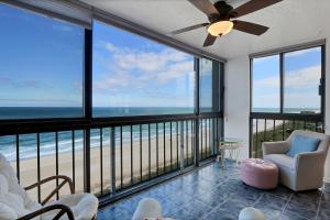 uma sala de estar com vista para a praia em The Islander - 9F by Sea Scape Properties em Wrightsville Beach