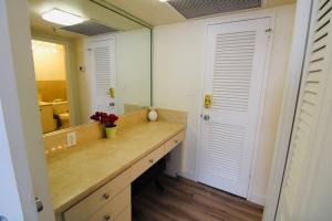 Kupatilo u objektu Alexander 511 Beachfront condo with 2 pools, direct beach access, sauna, tikki bar