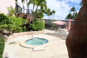 Bazen u ili blizu objekta Alexander 511 Beachfront condo with 2 pools, direct beach access, sauna, tikki bar