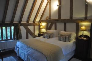 A bed or beds in a room at Holly Tree House Bed & Breakfast 