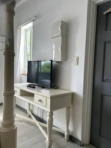 TV a/nebo společenská místnost v ubytování L'etoile de grand case