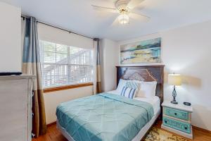 Ένα ή περισσότερα κρεβάτια σε δωμάτιο στο Treetop Tranquility +30 φωτογραφίες