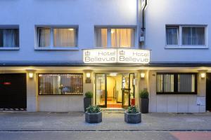 un edificio con un letrero de intercambio de flores de hotel en él en Bellevue Hotel, en Düsseldorf