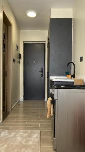 Una cocina con una puerta y un osito de peluche delante. en Asage Serviced Apartments, en Nairobi