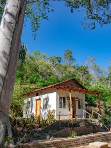 a small white house with a tree at Casa Aragón Ortíz in Garita