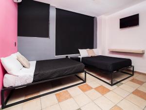 sala de estar con sofá y pantalla grande en Adhoc Cintermex, en Monterrey