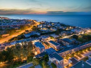 una vista aérea de una ciudad por la noche en Villa Eucalipti sul mare, en Bari