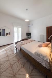 Un dormitorio con una cama grande y un televisor. en Villa Eucalipti sul mare, en Bari