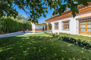 a yard in front of a house at Alojamiento rural con encanto in Baza