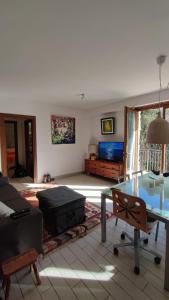 Costa dʼOnegliaにあるCasa Gelsominoのリビングルーム(ガラステーブル、ソファ付) +34枚の写真