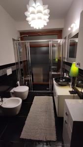 Costa dʼOnegliaにあるCasa Gelsominoのバスルーム(トイレ2つ、シャワー、シンク付)