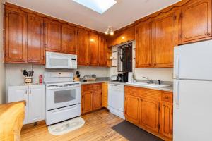 Kuchyň nebo kuchyňský kout v ubytování The Bartlett Apartment + 15 fotografií