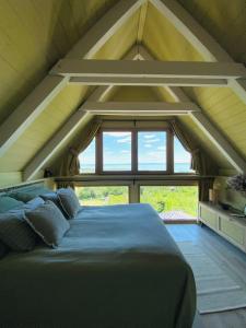 パロズナクにあるBuena Vista - Balaton Retreatの大きな窓のある部屋のベッド
