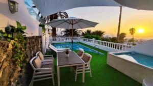 Bazén v ubytování Sunset Suite - private pool and jacuzzi with oceanview nebo v jeho okolí