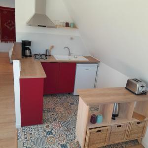 une petite cuisine avec un évier et un comptoir dans l'établissement La Charretterie Cœur du village typique Normand, à Saint-Christophe-sur-Condé