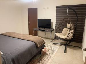 TV a/nebo společenská místnost v ubytování Casa en zona exlusiva al norte de la ciudad