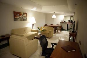 a living room with a couch and chairs and a table at EXECUTIVE SUITES VALENCIA-Venezuela in Valencia