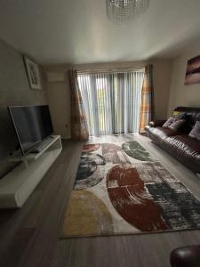 TV a/nebo společenská místnost v ubytování Comfy 3 bed house North Swindon