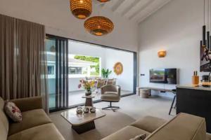 una sala de estar con un sofá y una mesa en Jan thiel Modern Apartments Curacao, en Jan Thiel