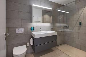 Ένα μπάνιο στο Essential by Dorint Interlaken - New Opening