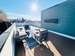 Balkón nebo terasa v ubytování Designer 3BDR Penthouse with Private Rooftop Monument Views Near Popular H Street Corridor Parking Included Free Cancellation