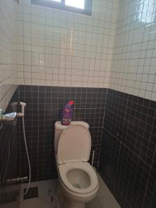 Ένα μπάνιο στο Mombasa Spacious Studio Apartment +5 φωτογραφίες