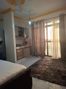 Ένα ή περισσότερα κρεβάτια σε δωμάτιο στο Mombasa Spacious Studio Apartment
