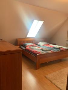 Postel nebo postele na pokoji v ubytování Sonniges Dachzimmer
