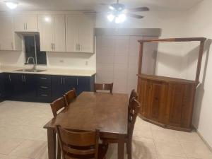 Kuchyň nebo kuchyňský kout v ubytování Bonita casa espaciosa en Residencial Montecarlo