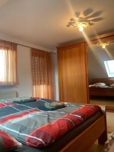 Postel nebo postele na pokoji v ubytování Sonniges Dachzimmer