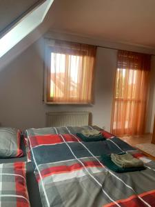 Postel nebo postele na pokoji v ubytování Sonniges Dachzimmer