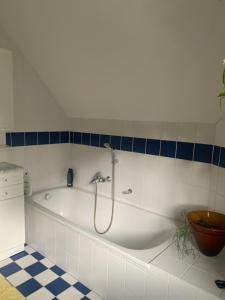Koupelna v ubytování Sonniges Dachzimmer